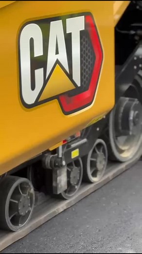 42 reactions |  Asfalto klotuvo Cat AP555 demonstravimas....