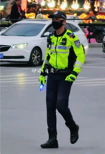 且行且忘且随風，且行且看且從容。#陳俊警官 #陳sir #陳俊 #自貢交警陳俊 拍攝於2025年11月27日