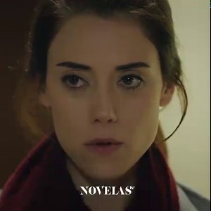 #Mother #Episode9 - Zeynep arrive dans le salon et entend sa mère s'énerver en demandant à Turna qui est-ce qu'elle vient d'appeler Maman au téléphone. En se souvenant de l'affaire de la disparition de la fillette, Duru fait le lien avec Turna et fait part de ses conclusions à sa mère et à sa soeur. Sule ne parvient pas à continuer ses activités comme si de rien n'était, et sa première soirée dans le nouveau club est un échec. Cahide demande à Zeynep d'aller dès le lendemain rendre Melek à sa mè