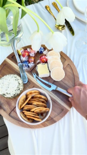 Elegant outdoor table setting with gold cutlery #tablesetting #tablesettingideas #tablescape