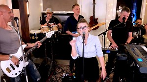 'AINT NOBODY' (Chaka Khan Classic) performed Live by the HINDLEY STREET COUNTRY CLUB feat Kat Jade YouTube version (best quality) https://youtu.be/5xVSUAo7bhU Visit our website for all things HSCC http://www.thehscc.com Produced by the HSCC Recorded Live at Adelaide Recording Studios, South Australia Support Crew: PeterV@Derringers Camera: Peadar McBride Lead Vocals: Kat Jade Bass & vocals: Constantine Delo Guitar: James Muller Keyboard: Dave Ross Keyboard and vocals: Darren Mullan Drums and Voc