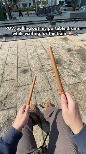 You can even play the drums while you're waiting for the train#aeroband #pocketdrum #airdrum