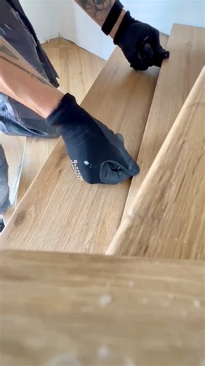 Work in Progress! ⏱️💪 Wusstest du, dass wir nicht nur alte Treppen renovieren, sondern auch neue Treppen mit verschiedenen Bodenbelägen ausstatten? 👍 ➡️ Lass dich von unseren Profis beraten, wähle deine Wunschausführung und lehn dich zurück – wir kümmern uns um den Rest. ✔️ Alte und neue Treppen ✔️ Offene und geschlossene Treppen ✔️ Große Auswahl an Dekoren und Belägen ✔️ Minimaler Schmutz ✔️ Durchgehende Begehbarkeit ✔️ Mit oder ohne LED-Beleuchtung ✔️ Anpassung von Boden und Treppe möglich #