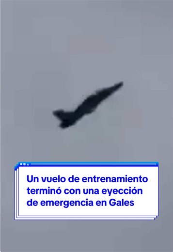 ✈️🚨 Un vuelo de entrenamiento terminó con una eyección de emergencia en Gales. Los dos tripulantes de un avión Hawk de la Real Fuerza Aérea británica lograron abandonar la aeronave antes de que esta se estrellara. 🪂 Ambos activaron sus asientos eyectables y consiguieron salir del aparato antes del impacto. El accidente abre ahora una investigación para determinar qué ocurrió durante el vuelo y las causas que obligaron a la tripulación a eyectarse. #RAF #Gales #Hawk #Aviación #ReinoUnido