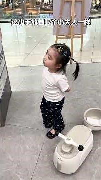 Record: A 2-year-old baby helps his mother buy milk tea.