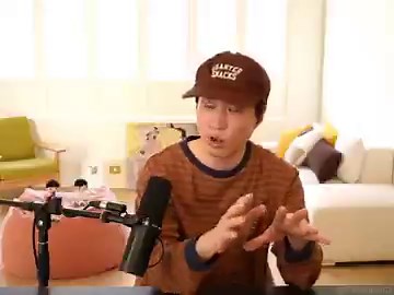 Tablo shared some interesting new facts about “Song Request” by Lee Sora and #SUGA:— The initial demo version had Tablo’s rap, but he felt SUGA was a better fit and personally recommended him for the track. — SUGA chose to re-record his verse, feeling that over the year since his first recording, he had grown and his voice had changed. SUGA felt that his earlier version sounded more aggressive, so for the final version, he opted for a softer, more emotional delivery.The song went on to top chart