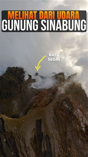 Aris Fauzan on Instagram: "Di video ini, saya ingin memperlihatkan kembali salah satu titik yang dulu menjadi ciri khas puncak Sinabung "Batu Segal". Dahulu, batu ini berdiri menjulang di tepi puncak, menjadi penanda alami yang gagah. Tapi setelah erupsi terakhir, sebagian dari batu tersebut runtuh dan terpecah, menyisakan bentuk baru yang lebih rendah, namun tetap kokoh menantang waktu. Di sekitar Batu Segal, dulu ada area tanah lapang di puncak tempat yang sering terlihat datar dari kejauhan. 