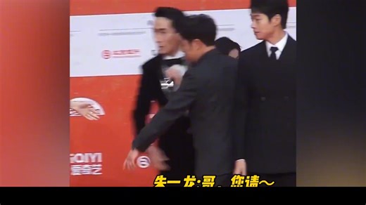 实力派和流量派的差距，胡歌被挤出镜头，热巴得奖台下反应冷漠