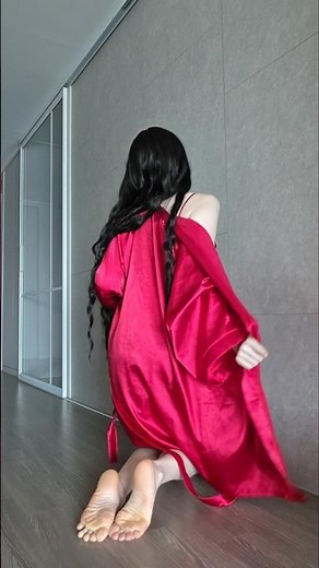 Red silk and cute feet pose #barefoot #feetmodel #longhair #brunettes