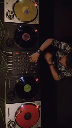 Varela je jedan od rijetkih koji i dalje koristi miksanje kao alat, a ne efekt. Budi dio tog miksa 17.1. @boogaloozagreb #futurescope #futurescopecroatia #techno #djcraft | Future Scope