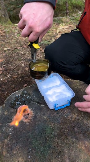 This Genius Fire Starter Trick Actually Works 🔥 #camping #survival