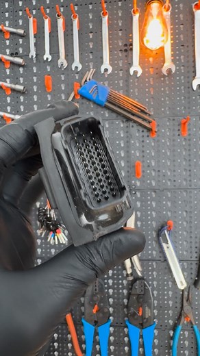 3.4K views · 457 reactions | Esse defeito tem em todas as centrais eletrônicas de injeção das motocicletas. ⚠️ E muita gente nem imagina que isso existe… por isso acaba errando no diagnóstico e trocando peça sem necessidade.  Siga o perfil para mais dicas como essa! Somos mais do que mecânicos, somos Expert’s.  | Prof. Caio Pickcius | Facebook