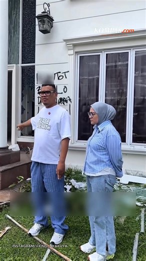 Uya Kuya tak kuasa menahan amarah saat melihat kondisi rumahnya yang dijarah pada akhir Agustus 2025. Dalam video yang dibagikan akun @king_uyakuya, tampak kondisi rumah Uya berantakan. Terdapat sejumlah tulisan di dinding. Anggota DPR nonaktif itu mengaku siap menerima hujatan. Namun, ia meminta keluarganya tidak ikut menjadi sasaran. Penulis: Cynthia Lova, Tri Susanto Setiawan Kreatif: Blanka Rahel Maretha Joanne Produser: Reza Kurnia Darmawan ~R #UyaKuya #Jakarta #Peristiwa ##Cut | Kompas.com