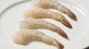 380K views · 433 reactions | Learn how to easily prepare prawns for cooking with our simplified guide. That delicious prawn curry doesn't have to be a distant dream! | Glamrs | Facebook