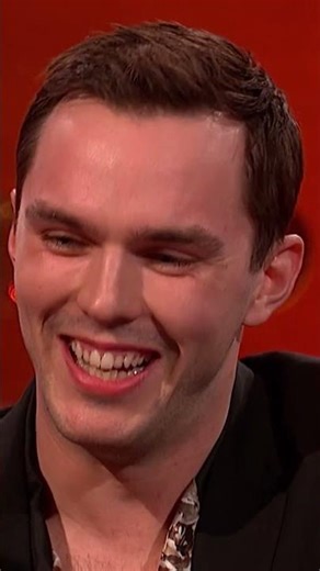 Nicholas Hoult gets wiggy with it 💅 #OliviaColman #NicholasHoult #KeiraKnightly #CatherineTate