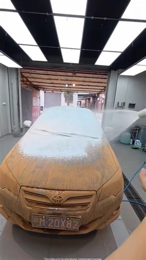 This boy washed a completely filthy car and made it look brand new in just 5 minutes. 🚗