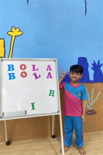 Aktiviti toddler 💙🩷 📍Menyusun abjad Kemahiran melibatkan motor halus - dapat mengenal warna - dapat mengenal huruf ABC - dapat meningkatkan fokus #PuteraPuteriChildcareCenter #kindergarten #foryou #foryoupage #CapCut