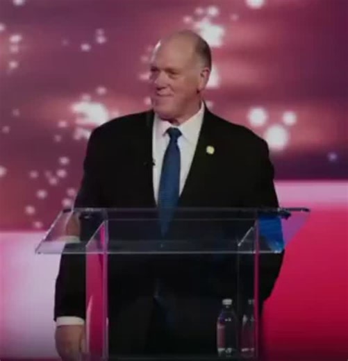 Mr Pool on Instagram: "🚨 BREAKING: THOUSANDS ERUPT IN “USA! USA! USA!” CHANTS AS BORDER CZAR TOM HOMAN HITS THE STAGE! Homan: “My BOSS is the GREATEST President in the history of this nation, Donald J. Trump!” Americans agree!"