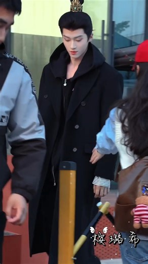 That red-hat girl's hand😤 #YANAN #harassment