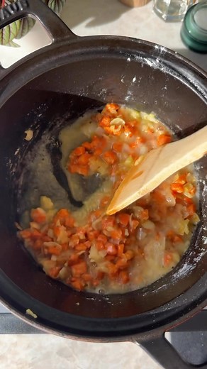 Boursin Broccoli Cheese Soup - the ultimate comfort food on a migraine attack day, this soup is a lower tyramine and histamine version of broccoli cheddar soup. Link in comments for recipe! This soup is so easy to make especially with short cuts like pre-chopped veggies and no need for spices, it’s already included in the Boursin. If you can’t cook during an attack day but want something cozy and comforting you can freeze these ahead in Souper Cubes to just pop into the microwave when you need i