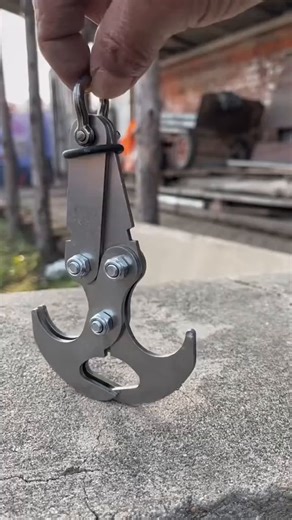 Gravity hooks often use intersecting arms and weighted mechanisms that tighten or secure when downward force is applied. | Ana Fachini So