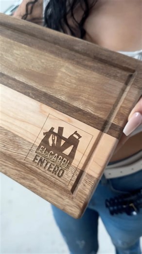 Grabado de Madera con Láser, en tabla para picar, así se utiliza la tecnología en la carpintería moderna, un modelo de negocio con gran rentabilidad #elcarpientero #grabadolaser #laserenmadera #carpinteriamoderna #laserparamadera | El Carpientero