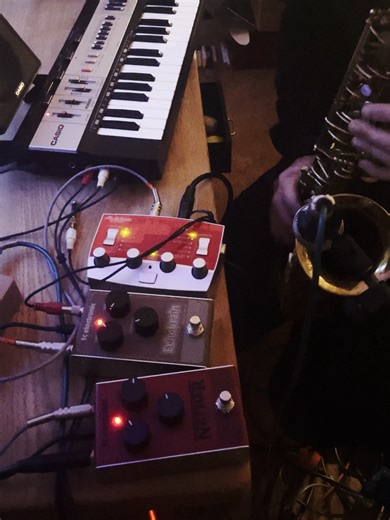 just in case hollywood is asking next week for the soundtrack of a submarine thriller ALTO SAXOPHONE AND CASIOTONE radio citizen experimental excursions einhundertfünfzehn! „Mariannengraben“ written by Niko Schabel recorded at the electric arcadia studio #saxophone #radiocitizenmusic #newmusic #electronicmusic #fyp #casiotone #soundtrack