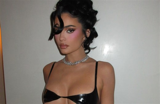 Kylie Jenner Warns Fans As She Shows Off Cleavage In Revealing Cut-out Mini-dress - BlackSportsOnline