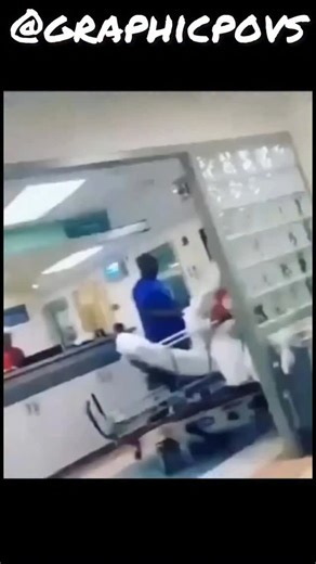 @graphicpovs on Instagram: "Follow @natures.hunters for more 🩸 日本利用压电瓷砖将脚步转化为电能。这些瓷砖捕捉来自你脚步的动能。当你行走时，你的重量和动作会对瓷砖产生压力。瓷砖会轻微弯曲，从而产生机械应力。瓷砖内部的压电材料将这种应力转化为电能。每一步都会产生少量电荷，而数百万步结合在一起就能产生足够的电力来驱动LED 灯、数字显示屏和传感器。在像涩谷车站这样繁忙的地方，每天大约有240万个脚步为这一系统作出贡献。这些电能可以被储存或立即使用，从而減少对传统电力来源的依赖，并支持可持续的城市基础设施。这种方法将日常运动转化为实用的可再生能源 #日本#知识#事实 #你知道吗 #推荐 #科技 #创新 #历史 #技术#实验#热门"