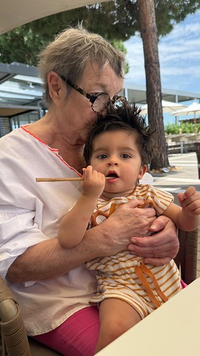 LA MUSIQUE… Ce matin, Ezio s’est mis à danser sur Résiste de France Gall. Pas une chorégraphie, non. Juste un mouvement pur, instinctif, magnifique. Ses petites mains levées, son corps qui balance, et ses yeux qui brillent. Comme si la musique lui parlait directement, sans détour, sans mot. Et moi, je le regarde, bouleversé. Parce que dans cette danse, je vois un langage entre lui et moi. Un lien qui dépasse les phrases, qui traverse le temps et les âges. La musique, c’est notre terrain de jeu,