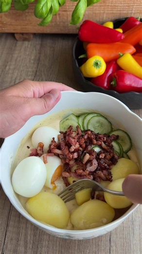 Sałatka z ziemniakami, ogórkiem i boczkiem - przepis na 2 osoby