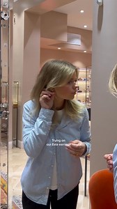 Mød Esta, to strålende måner drypper med ferskvandsperler som frostdråber i natten. | Maanesten