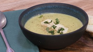 Rapide à faire, de saison et ultra gourmand ! Faites-vous plaisir avec ce velouté froid mêlant courgette et Reblochon AOP 👌 La recette ➡ https://bit.ly/3yvxnQr | 750g : Recettes de cuisine
