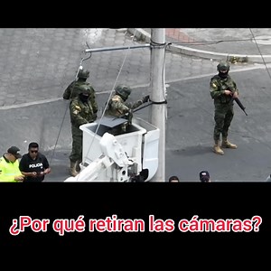 60K views · 346 reactions | Denuncia: Camaras instaladas por gestión de barrios están siendo retiradas por uniformados, cámaras que sirven de evidencias de actos d3lictivis. La pregunta es ¿Por qué retiran? Y más hoy en día con el alto grado de violencia que vive el país. Mejor deben instalar más cámaras para seguridad de la población que "furaron proteger" | Guamaní | Facebook