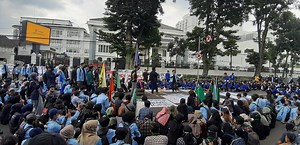 Mahasiswa Bandung Berunjuk Rasa Lagi di Jalan Diponegoro, Ini Tuntutan Mereka - Tribunjabar.id