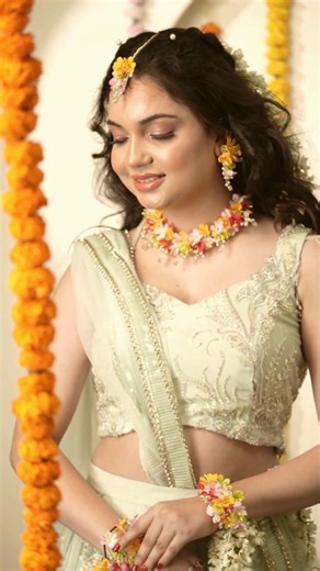 Anuradha Khunger on Instagram: "Soft florals, subtle glam & timeless elegance 🌼✨ Perfect bridal look for your special moments 💛 📩 DM for bridal bookings & dress rentals 📍 IT Park, Ground Floor – Satyay Apartment, near Checkers Restaurant, Parsodi, Nagpur – 440022 📞 Contact: 8268336336 #BridalLook #FloralBridal #MehendiBride #NagpurBrides #bridalbookings"