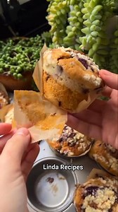 Raspberry & Chocolate Chip Muffins with Crumble Topping recipe 🩷🤍🤎 Ingredients: (My cup measurement is 250 ml) • ½ cup melted butter or margarine (125 g) • 1 cup sugar (250 g) • 2 eggs • 1 cup milk (250 g) • 2 tbsp Turkish yogurt • 2 cups 2 tbsp flour • 1 packet baking powder • 1 packet vanilla • ½ tsp salt • ½ tsp baking soda • 1 cup raspberries (coat with 1 tbsp flour) • 1 cup chocolate chips • Extra chocolate chips for topping For the Crumble Topping: • 1 tbsp cold butter • 1 tbsp sugar • 