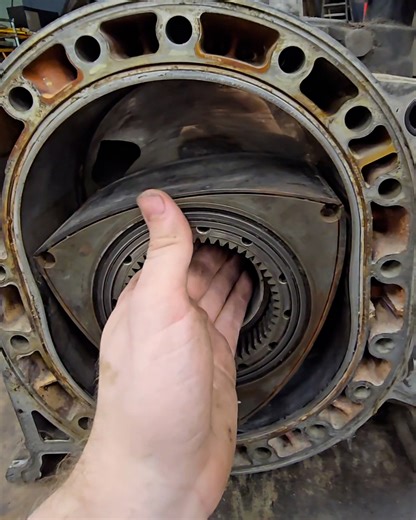 This is how a rotary engine works... explained by a caveman 😂🤯 | UNILAD Tech