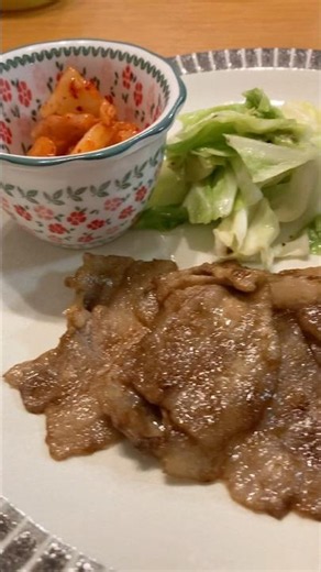 豚肉の焼き肉のタレ炒め キャベツの塩胡椒炒め キムチ ぶっかけ韓国海苔 油揚げの味噌汁 白ごはん #homemadefood #japanesefood #豚肉
