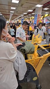 Một bạn mem chia sẻ thông tin: "Hôm qua đi Emart gặp được anh này đẹp người đẹp nết lắm. Đứng xếp hàng sau 2-3 người mà đòi tính trước, đứng ở dưới chửi tục tĩu ("c*c, duma dume,...) làm chị thu ngân khóc, xuống ca vì chịu không nổi lời lăng mạ. Mong gia đình thấy được đem về giữ kĩ trong nhà để đừng làm phiền xã hội ạ Xin cảm ơn." | Sài Gòn 24H