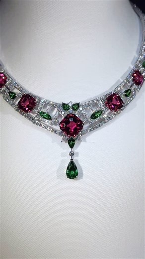 [High Jewellery Week] Gucci @gucci wows the high jewellery scene once again at Paris Haute Couturen this week with new additions to its Labirinti collection, a journey worth getting lost in. Drawing inspiration from the geometric elegance of Italian labyrinths and the blooming abundance of manicured gardens, the House looks to its signature codes like the Horsebit and Marina Chain for its new pieces. Bold and graphic, yet poetic – this is high jewellery as a cultivated maze of meaning, with ever