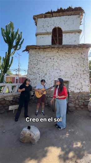 ConiLuz on Instagram: "Versión acústica de Creo En El Sol🌅 Mientras recorríamos el lindo Poblado Artesanal en Arica quisimos cantar nuestra cancioncita. Les dejo este regalo para ir finalizando este 2025 Gracias por escuchar Creo En El Sol, me hace feliz que les guste. Cariños💜"