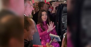 "Please, calma, amore": Anne Hathaway sa come contenere i fan