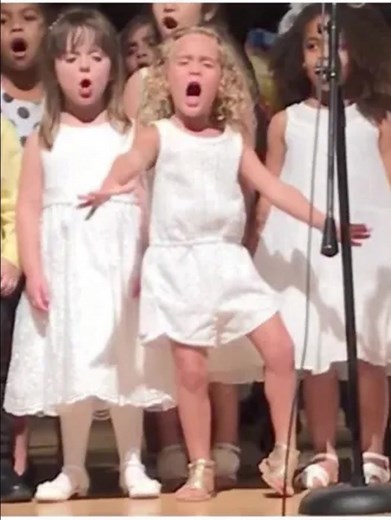 😂 It was just supposed to be a preschool graduation… until one brave 4-year-old turned it into a Beyoncé-level performance and stole every heart on stage. 😲🎤 Her energy, moves, and tiny voice soaring across the room had everyone cheering 👏 🥰 Now discover what she sang, how the audience went wild, and the moment that made her the internet’s newest star in the comments 👇👇👇 | Be Happy