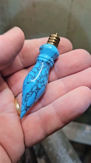 Création d'un pendule égyptien en résine ressemblant à une turquoise. Je tiens à préciser que ce n'est pas une pierre naturelle. Juste une illusion. Dispo à la vente. Plus d'infos en mp #pendule #pendulum #radiesthesie #radiestesia #divination #bois #tournagesurbois #wood #woodturning #lepetitpendule #rose #artist #artisanat #resinart #intuition #artistofinstagram #spiritualite #litho #developpementpersonnel | Le petit Pendule