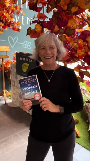 We were joined by the wonderful Sheila O’Flanagan this morning who signed copies of ‘The Woman on the Bridge’ alongside many from her back catalogue 📚✨ #fyp #booktok #books #dublin #author