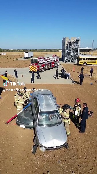 On this Training Tuesday, the Metro Medic Program (MMP) Academy 24-2 simulated a Mass Casualty Incident (MCI). An MCI is an incident that either meets certain patient count criteria, or overwhelms the EMS system. This drill put recruits in a real-life MCI scenario with multiple challenges including auto extrications, traumatic injuries, and fatalities with both live patients and mannequins. Thank you Metro Fire CERT and UC Davis Health for supporting the exercise. Check it out! 🔥🚒🏥