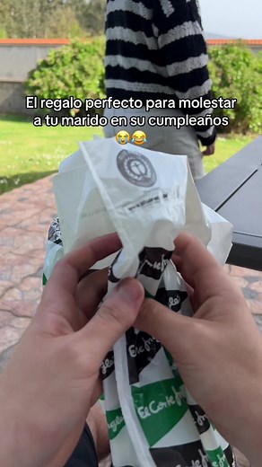 😂🎁El regalo perfecto para molestar a tu novia en su cumpleaños jajajaja #regalo #broma