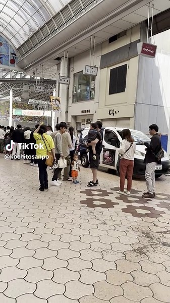 行列発生中のひろめ市場で味わう高知グルメ