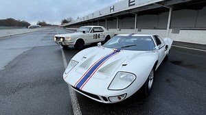 Anniversaire : un homme et une femme et une Ford Mustang